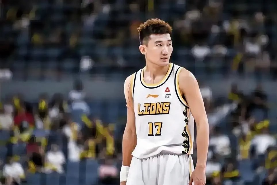 包含尼斯队备战下一轮比赛，球员士气高昂的词条